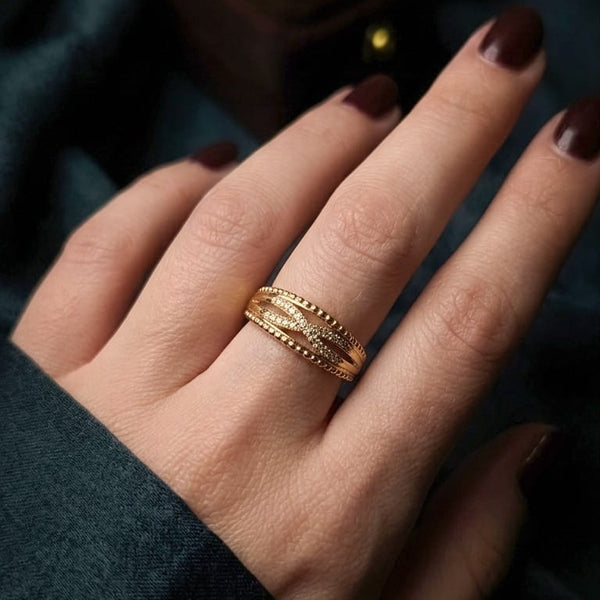 Elegant Criss-Cross Diamond Ring